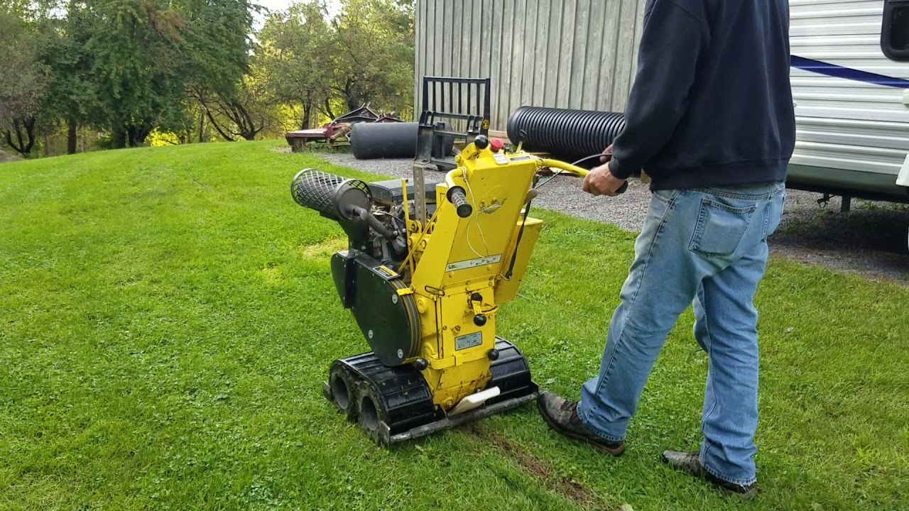 Machine d'enfouissement de câble Lineward en action